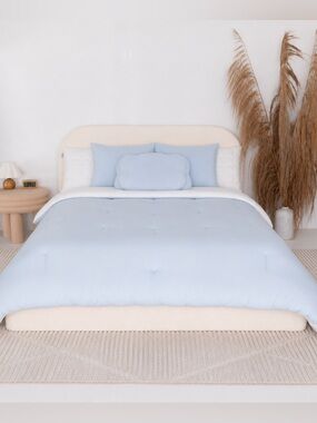 NIB - Mellow - MarshMellow Comforter - Baby Blue
